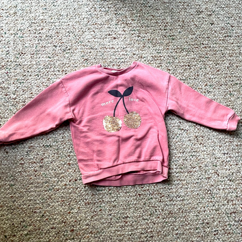 Light sweatshirt from H&M in size 4-6 yrs old.